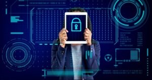 Imagem de uma mulher segurando um tablet com a imagem do cadeado da proteção de dados