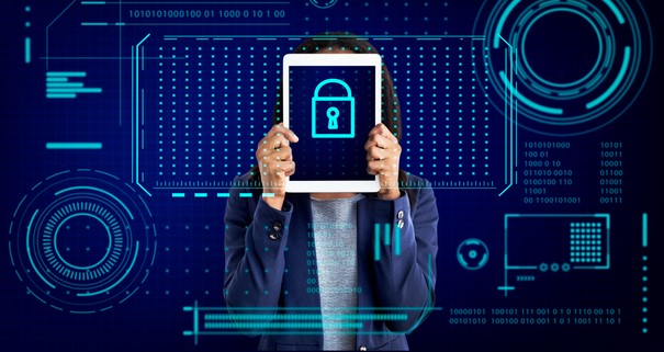 Imagem de uma mulher segurando um tablet com a imagem do cadeado da proteção de dados