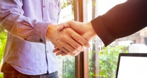 Dois homens se cumprimentando com as maos